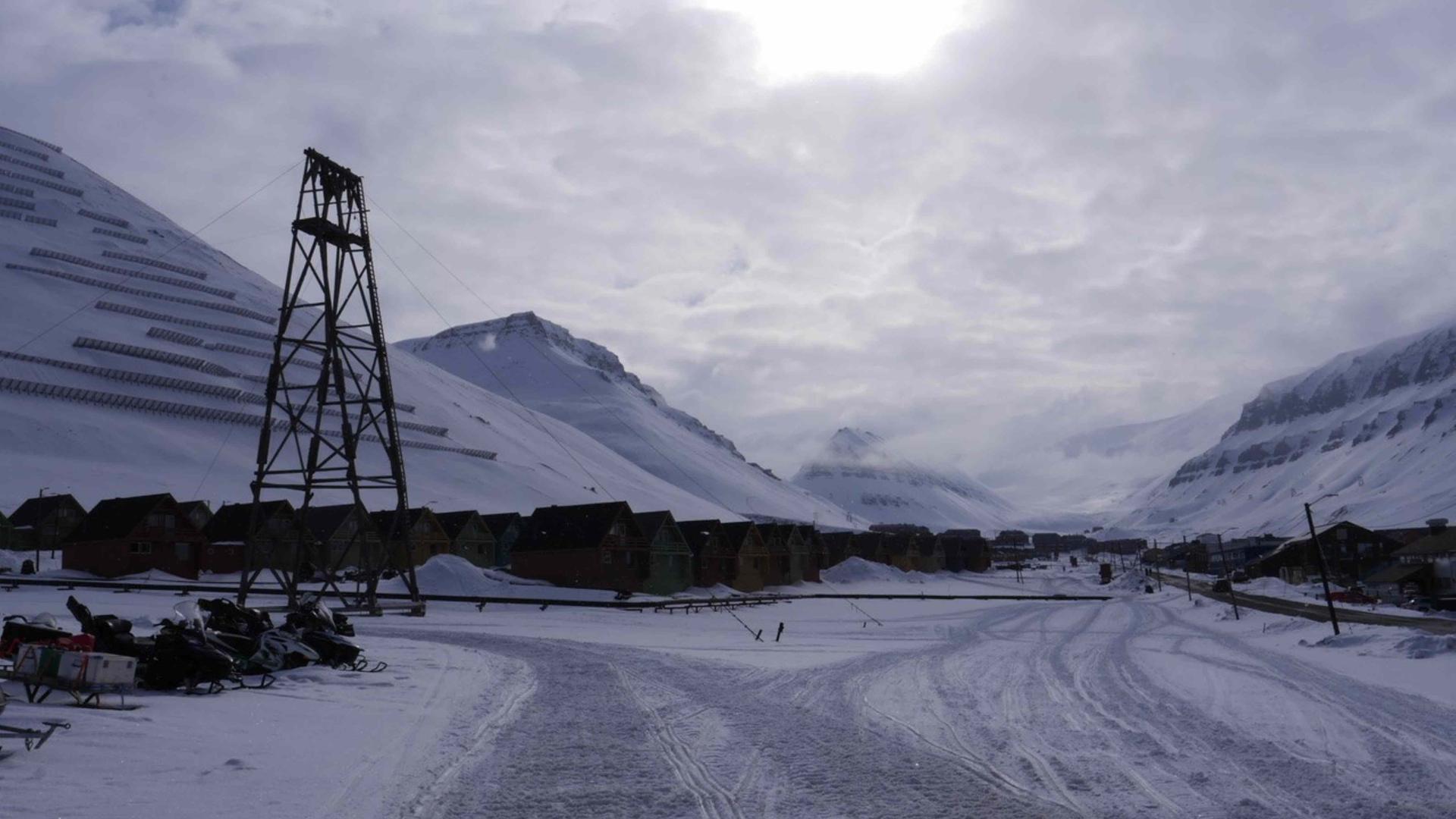 Landschaft mit Schnee in Longyearbyen, dem größten Ort der norwegischen Inselgruppe Spitzbergen Landschaft mit Schnee in Longyearbyen, dem größten Ort der norwegischen Inselgruppe Spitzbergen