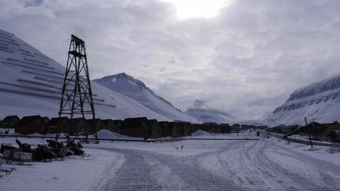 Landschaft mit Schnee in Longyearbyen, dem größten Ort der norwegischen Inselgruppe Spitzbergen Landschaft mit Schnee in Longyearbyen, dem größten Ort der norwegischen Inselgruppe Spitzbergen
