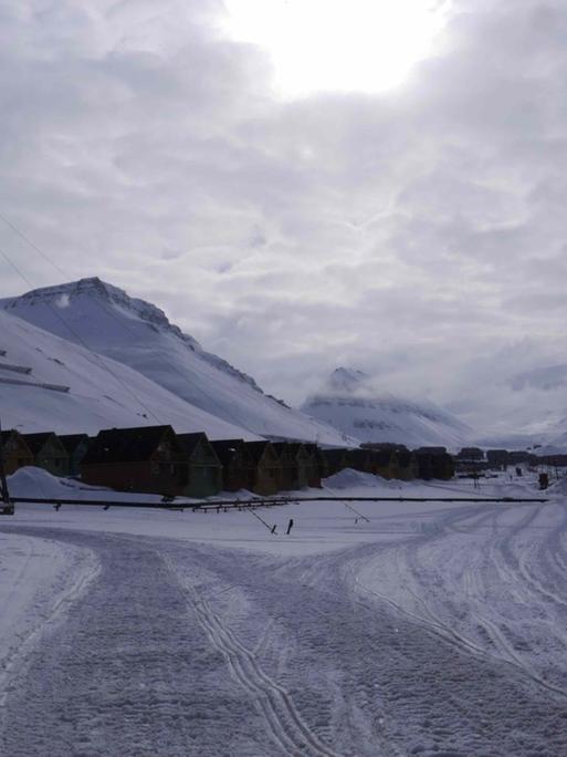 Landschaft mit Schnee in Longyearbyen, dem größten Ort der norwegischen Inselgruppe Spitzbergen Landschaft mit Schnee in Longyearbyen, dem größten Ort der norwegischen Inselgruppe Spitzbergen