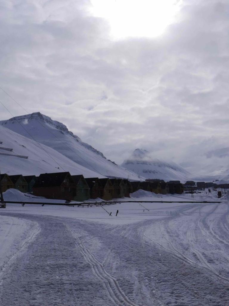 Landschaft mit Schnee in Longyearbyen, dem größten Ort der norwegischen Inselgruppe Spitzbergen