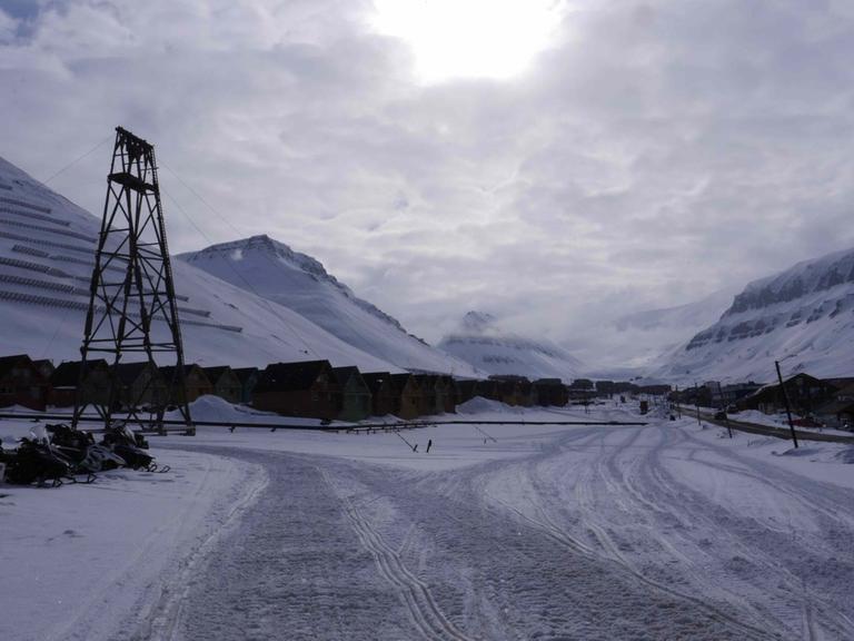 Landschaft mit Schnee in Longyearbyen, dem größten Ort der norwegischen Inselgruppe Spitzbergen Landschaft mit Schnee in Longyearbyen, dem größten Ort der norwegischen Inselgruppe Spitzbergen