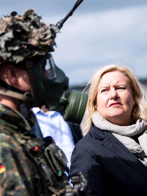 Eva Högl (SPD), Wehrbeauftragte des Deutschen Bundestages, spricht bei ihrem Truppenbesuch mit Soldatinnen und Soldaten. Wehrbeauftragte Högl besucht das Objektschutzregiment der Luftwaffe "Friesland". 