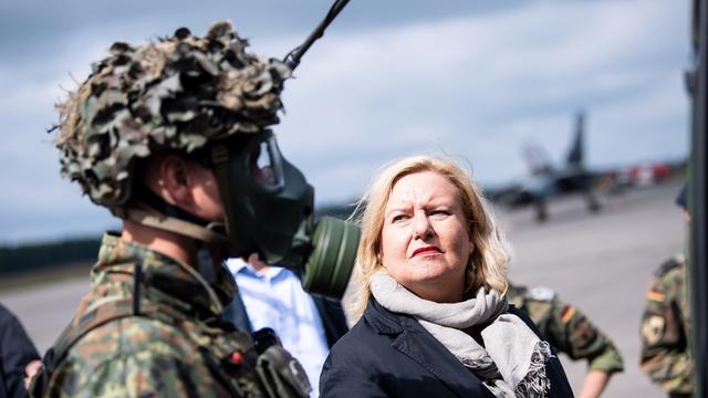 Eva Högl (SPD), Wehrbeauftragte des Deutschen Bundestages, spricht bei ihrem Truppenbesuch mit Soldatinnen und Soldaten.