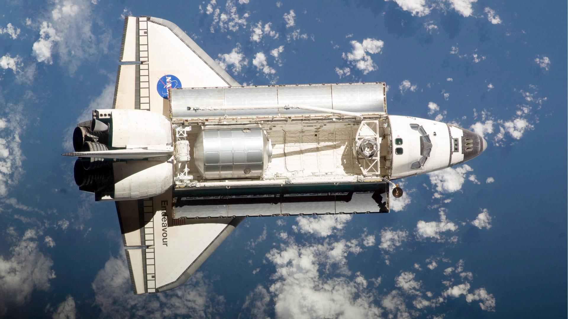 Das Spaceshuttle "Endeavour", an die Raumstation ISS angedockt.