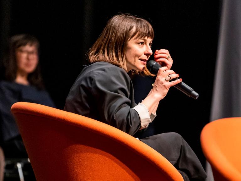 Uljana Wolf spricht bei der "Poetica 7" in Köln, 2022.