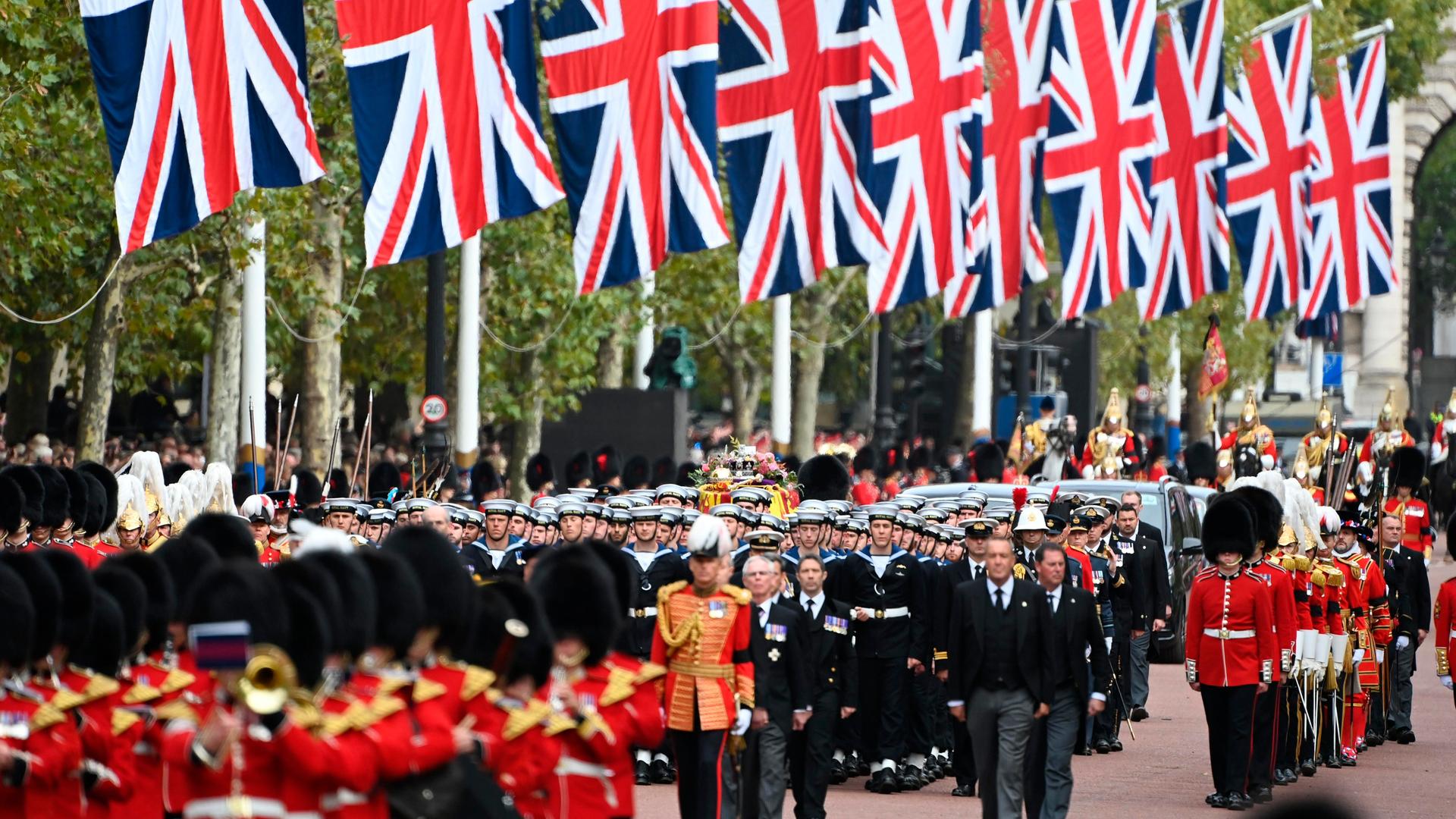 Der Sarg der Queen wird durch London gefahren