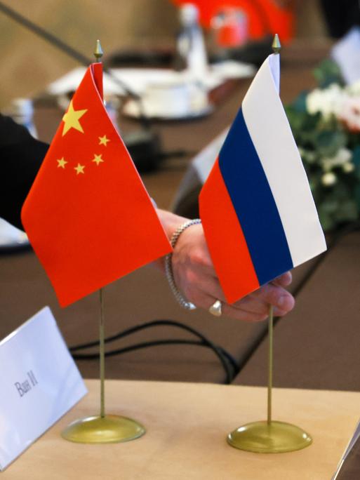 Die Fahnen von China und Russland 