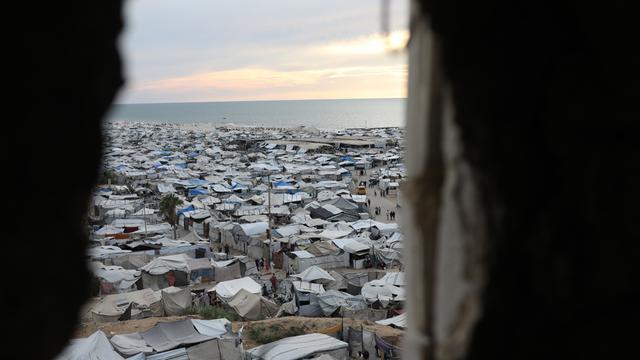 Vertriebene palästinensische Familien leben am 5. Oktober 2026 weiterhin in Zelten und Notunterkünften im Gazastreifen.