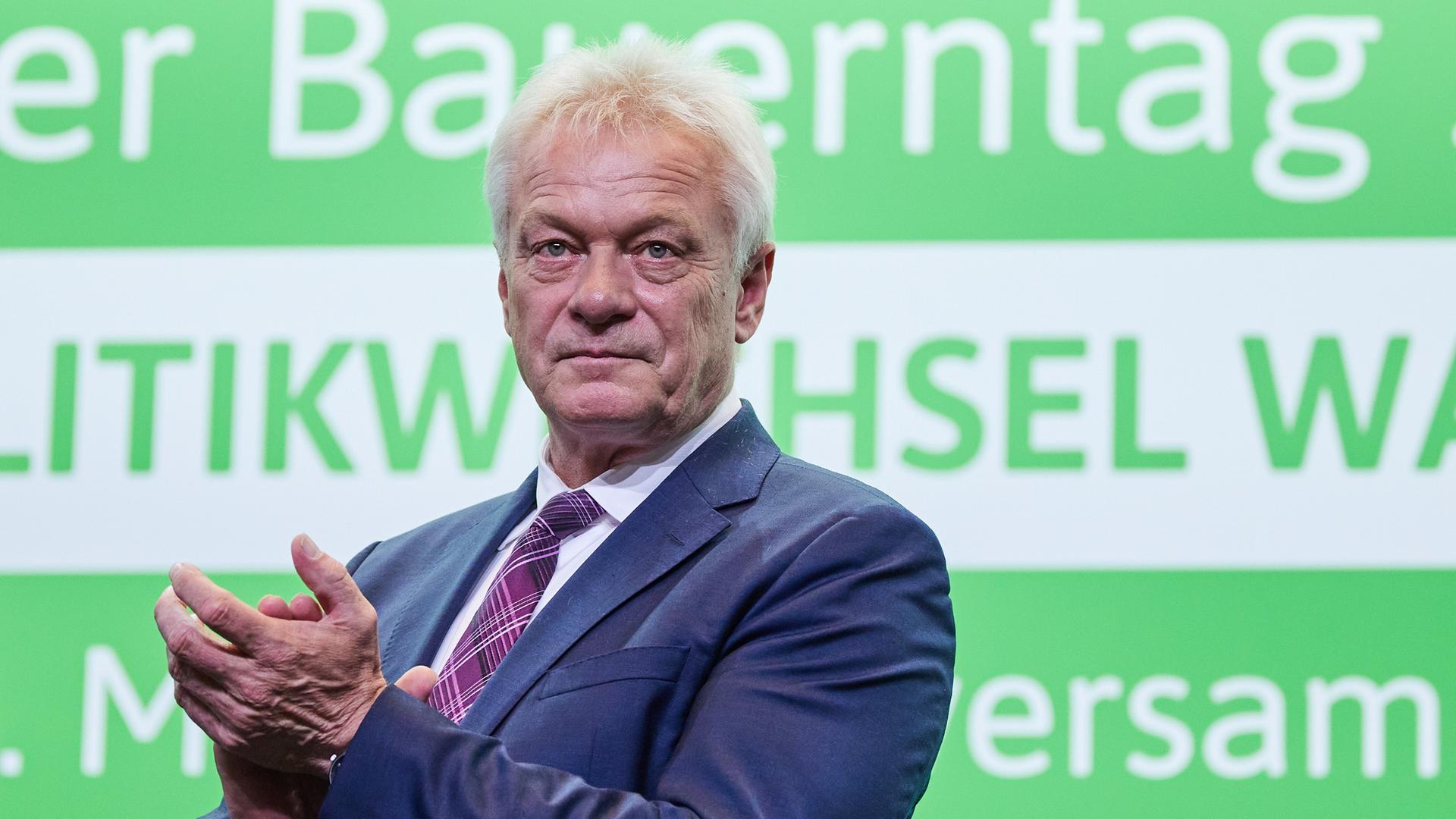 Berlin: Alois Rainer (CSU), Bundeslandwirtschaftsminister, spricht beim Abschluss des Deutschen Bauerntages im Hotel "Titanic Chaussee" zu den Delegierten. 