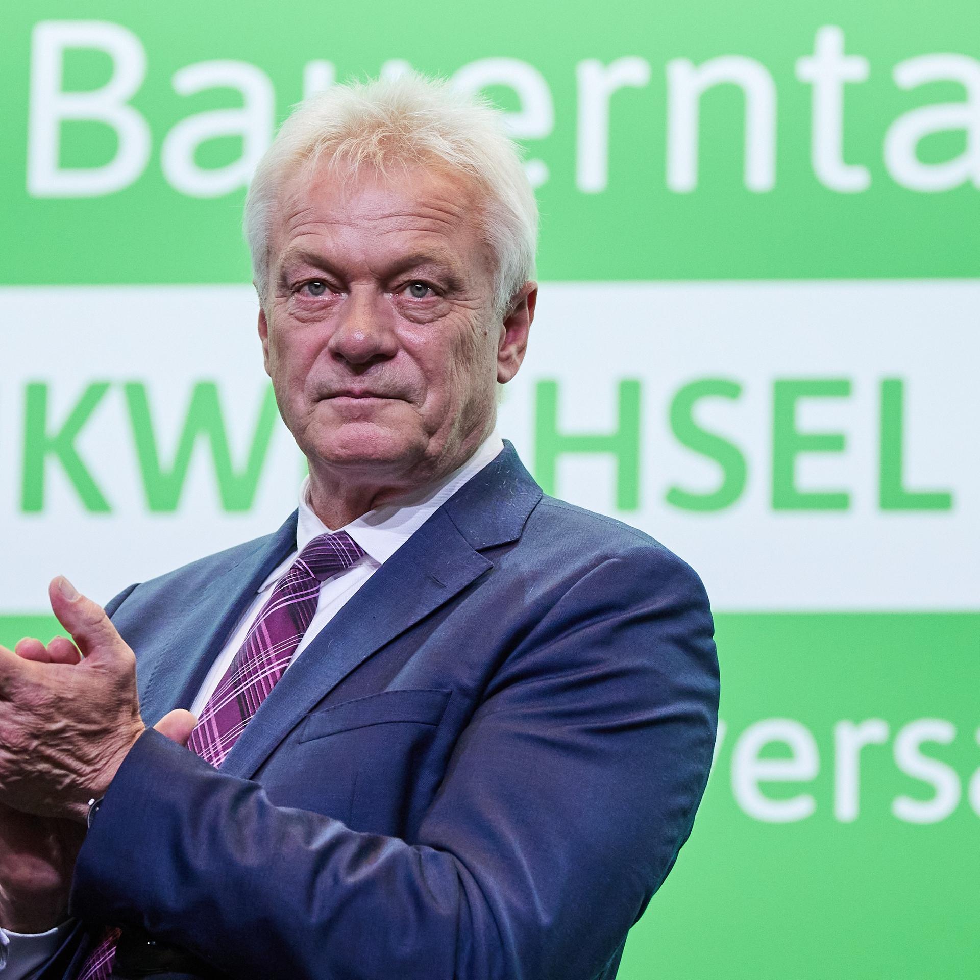 Berlin: Alois Rainer (CSU), Bundeslandwirtschaftsminister, spricht beim Abschluss des Deutschen Bauerntages im Hotel "Titanic Chaussee" zu den Delegierten. 