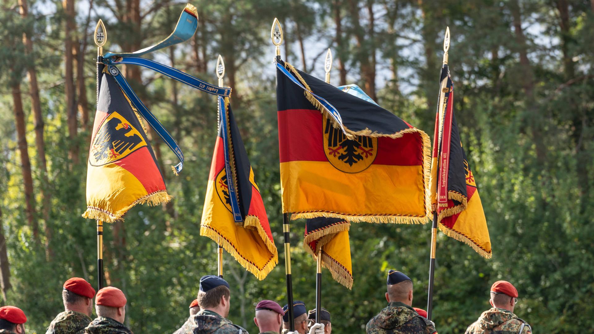 Soldaten und Fahnen bei der Bundeswehr in der Mainfranken-Kaserne in Volkach 