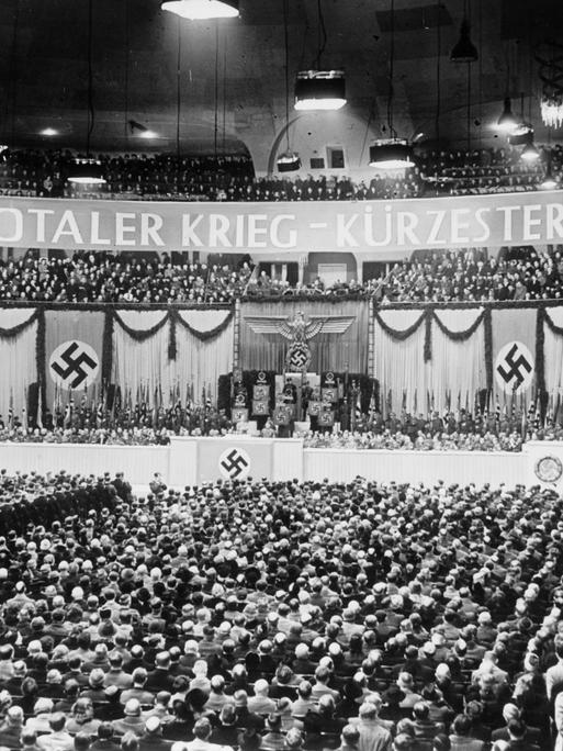 Reichspropagandaminister Joseph Goebbels hielt am 18. Februar 1943 im Berliner Sportpalast eine Rede mit der Forderung nach dem "totalen Krieg". Wir sehen den voll besetzten Sportpalast während der Rede. 