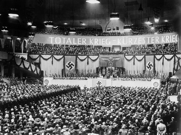 Reichspropagandaminister Joseph Goebbels hielt am 18. Februar 1943 im Berliner Sportpalast eine Rede mit der Forderung nach dem "totalen Krieg". Wir sehen den voll besetzten Sportpalast während der Rede. 