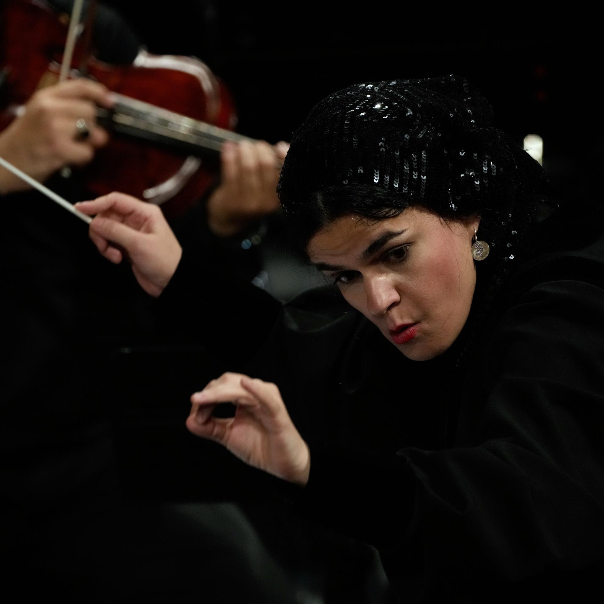 Paniz Faryousefi - Im Iran hat eine Frau das bekannteste Orchester dirigiert