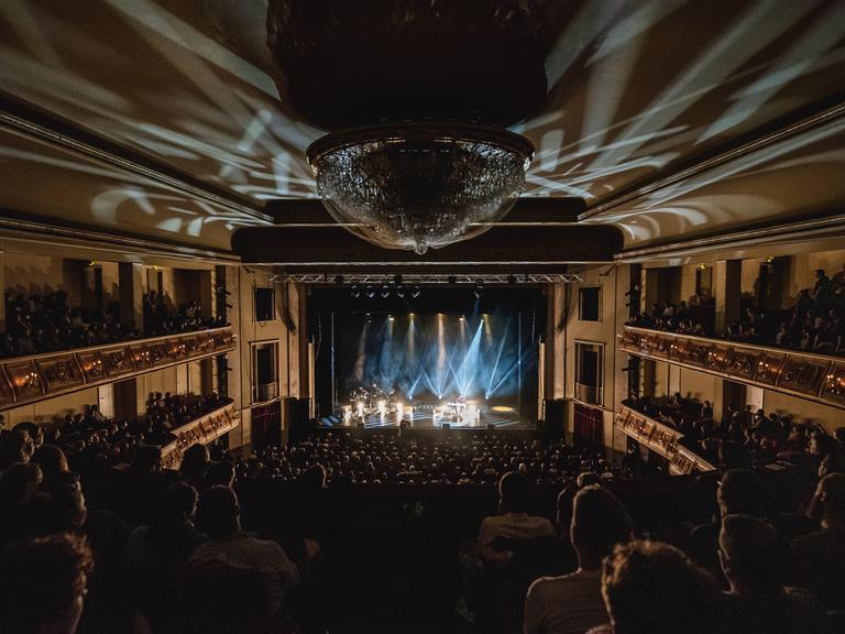 Der Musiker Danger Dan spielt live in einem großen Konzertsaal seine Tour "Das ist alles von der Kunstfreiheit gedeckt".