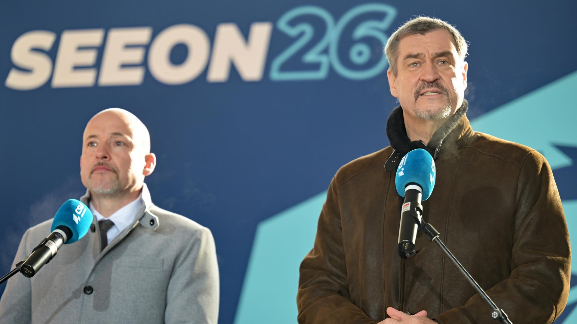 Alexander Hoffmann (l), Vorsitzender der CSU im Bundestag und Markus Söder, Vorsitzender der CSU und Ministerpräsident von Bayern, sprechen während des Pressestatements zum Auftakt der Winterklausur der CSU-Landesgruppe im Bundestag im Kloster Seeon. Alexander Hoffmann (l), Vorsitzender der CSU im Bundestag und Markus Söder, Vorsitzender der CSU und Ministerpräsident von Bayern, sprechen während des Pressestatements zum Auftakt der Winterklausur der CSU-Landesgruppe im Bundestag im Kloster Seeon.