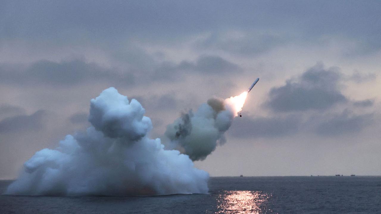 Dieses von der nordkoreanischen Regierung zur Verfügung gestellte Bild zeigt einen Testabschuss eines neu entwickelten strategischen U-Boot-Marschflugkörpers Pulhwasal (Feuerpfeil) 3-31.