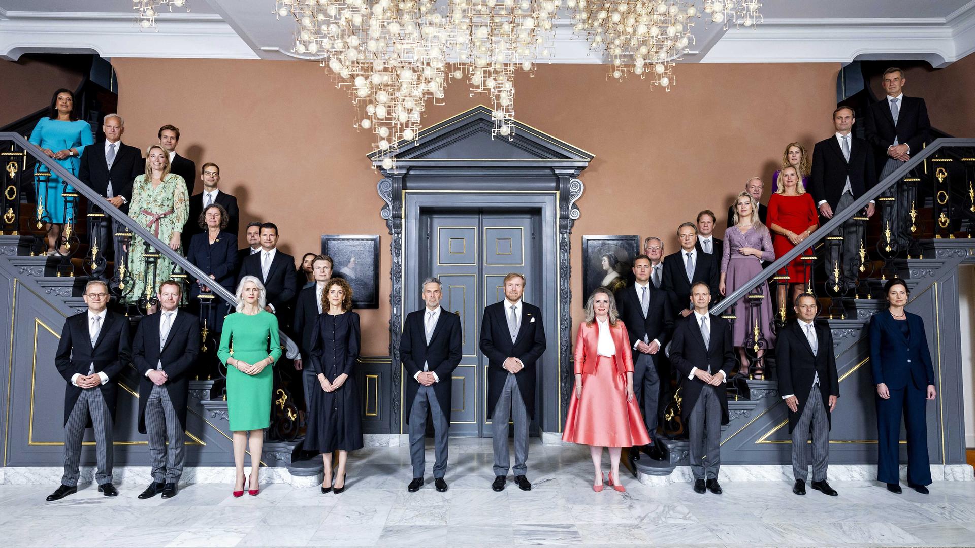 Den Haag: König Willem-Alexander (Mitte r) und Premierminister Dick Schoof (Mitte l) mit den neuen Ministern und den neuen Staatssekretären bei einem Fototermin im Palast Huis ten Bosch.