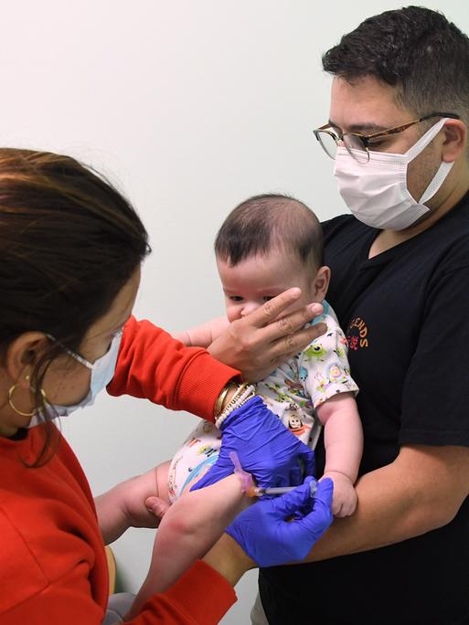 Ein sechs Monate alter Junge wird in Orlando, Florida, geimpft