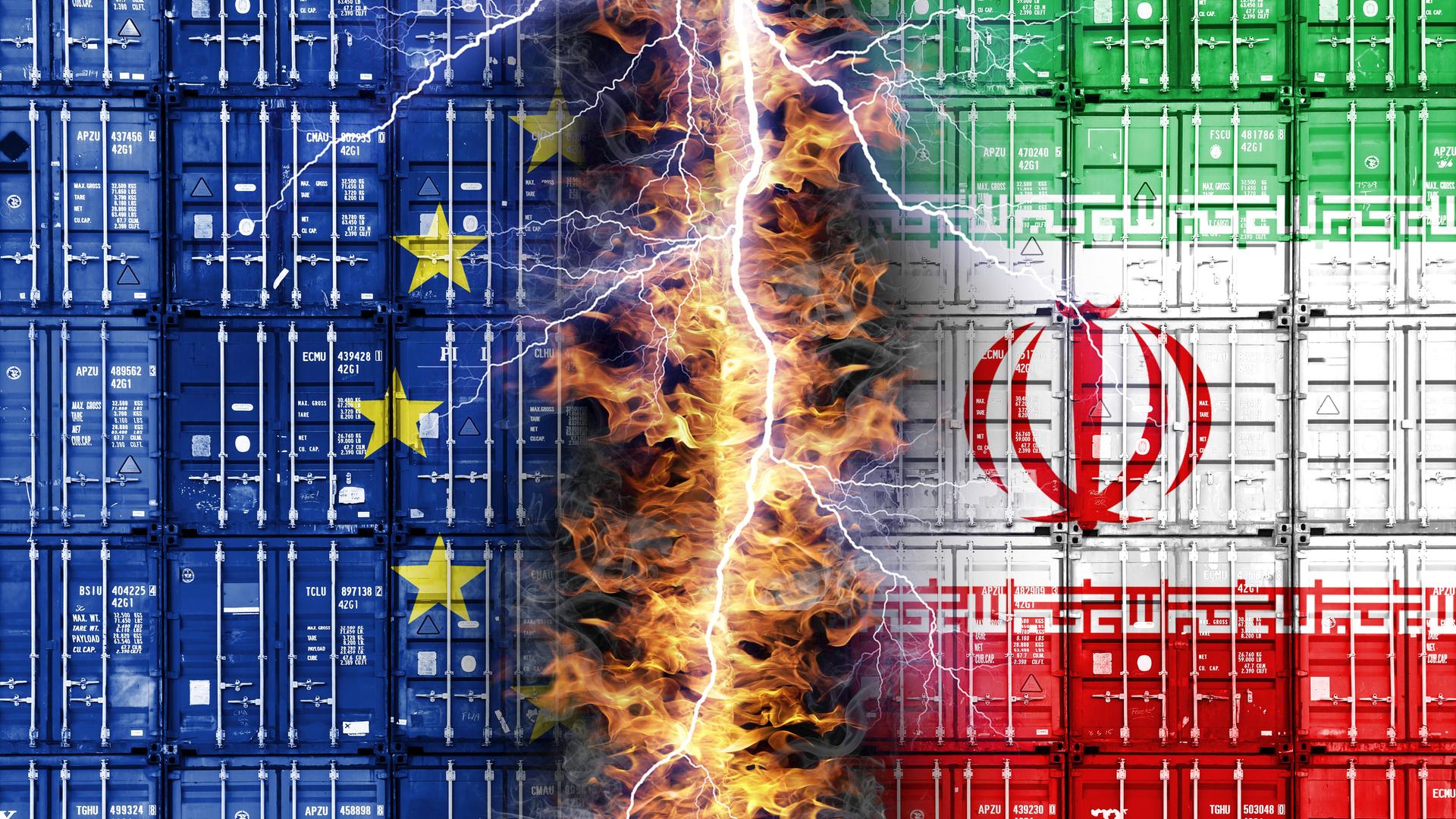 Zu sehen sind gestapelte Fracht-Container, auf denen die Flaggen der EU und des Iran zu sehen sind. In der Mitte wird das Bild symbolhaft von Flammen und Blitzen geteilt. Zu sehen sind gestapelte Fracht-Container, auf denen die Flaggen der EU und des Iran zu sehen sind. In der Mitte wird das Bild symbolhaft von Flammen und Blitzen geteilt.