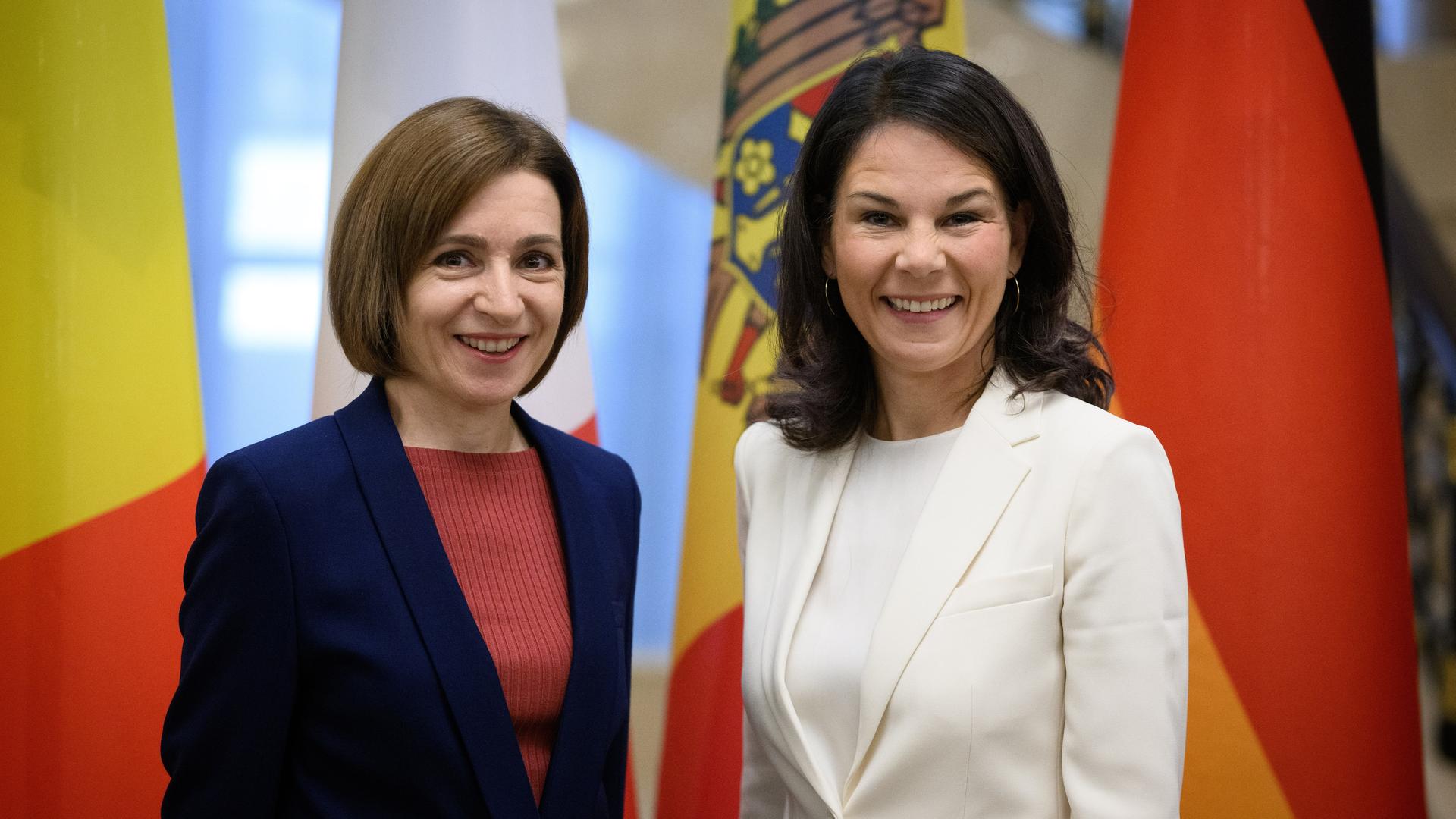 Moldau, Chisinau: Maia Sandu, Präsidentin der Republik Moldau, und Annalena Baerbock (r, Bündnis 90/Die Grünen), Außenministerin, stehen in der moldauischen Staatsresidenz. 