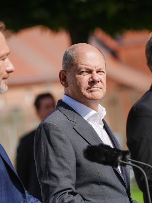 Bundes-Kanzler Olaf Scholz, Wirtschafts-Minister Robert Habeck und Finanz-Minister Habeck.
