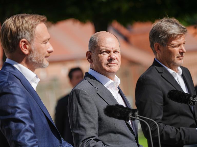 Bundes-Kanzler Olaf Scholz, Wirtschafts-Minister Robert Habeck und Finanz-Minister Habeck.