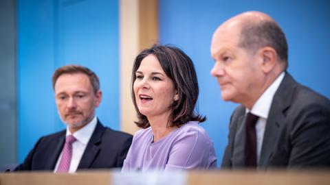 Berlin: Christian Lindner, Annalena Baerbock und Bundeskanzler Olaf Scholz nehmen an einer Pressekonferenz zur Nationalen Sicherheitsstrategie teil.