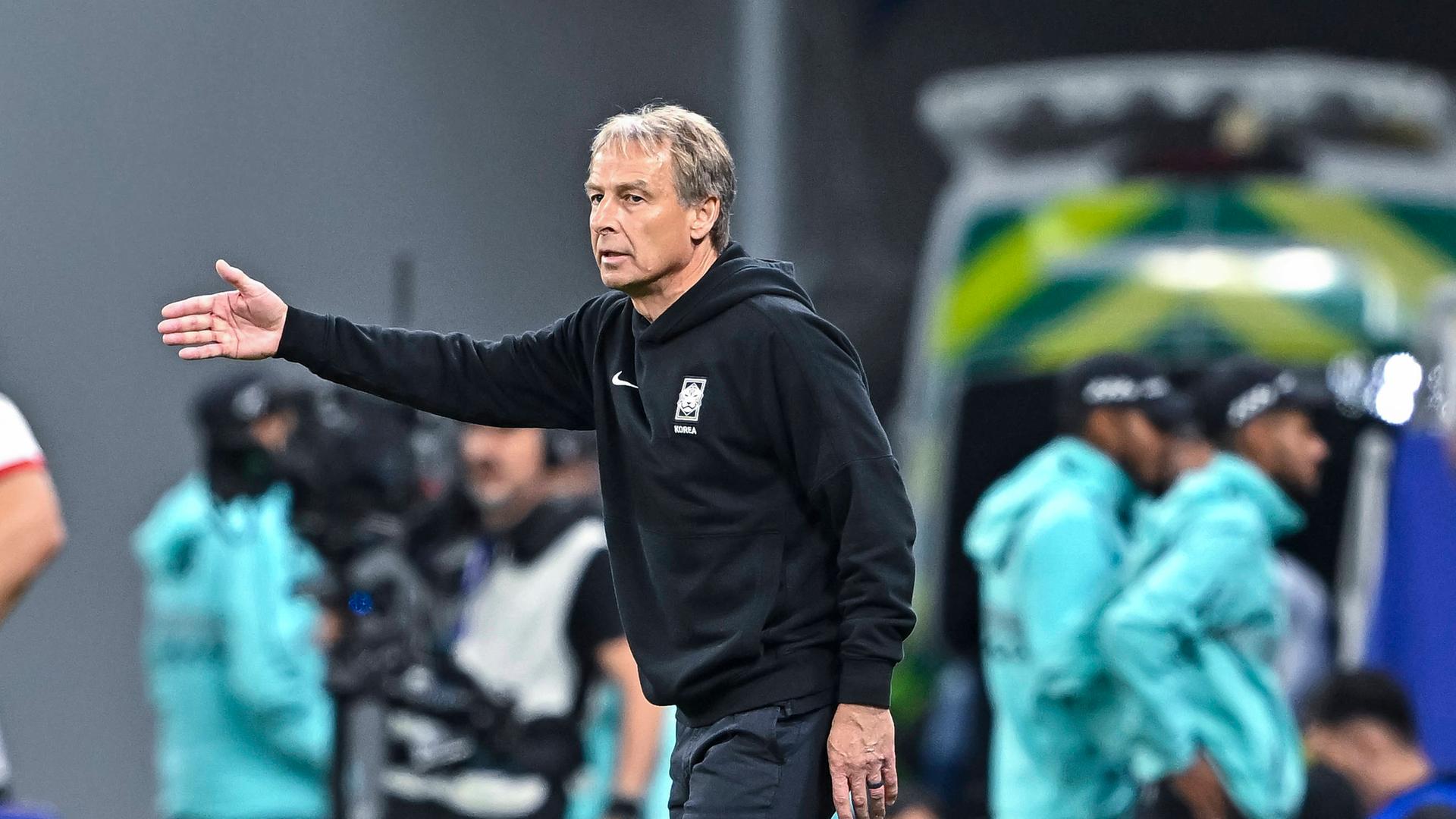 Fußballtrainer Jürgen Klinsmann gibt von der Seitenlinie Anweisungen.