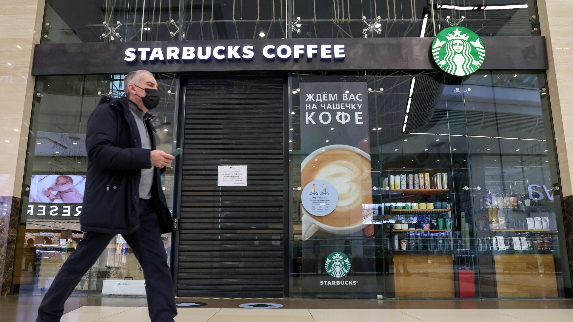 Die US-Café-Kette Starbucks am Columbus Shopping Center in Moskau