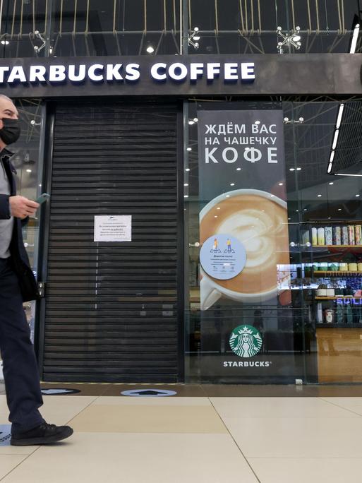 Die US-Café-Kette Starbucks am Columbus Shopping Center in Moskau