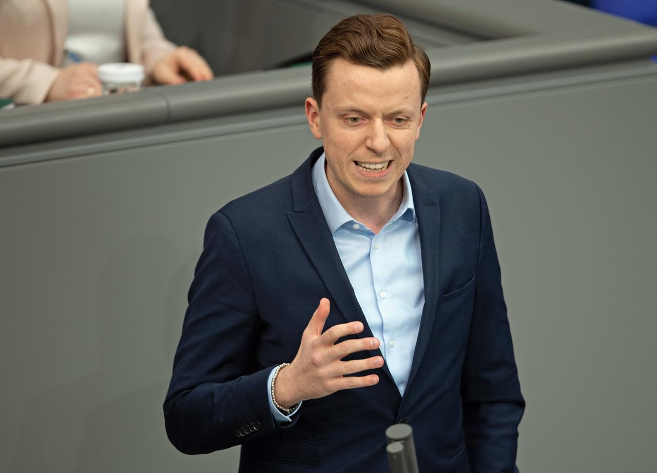 Der außenpolitische Sprecher der SPD-Bundestagsfraktion, Ahmetovic, spricht im Bundestag.