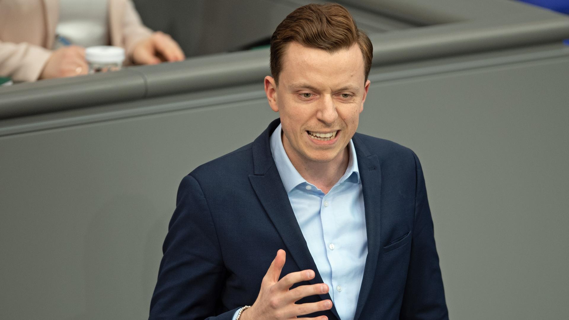 Der außenpolitische Sprecher der SPD-Bundestagsfraktion, Ahmetovic, spricht im Bundestag.