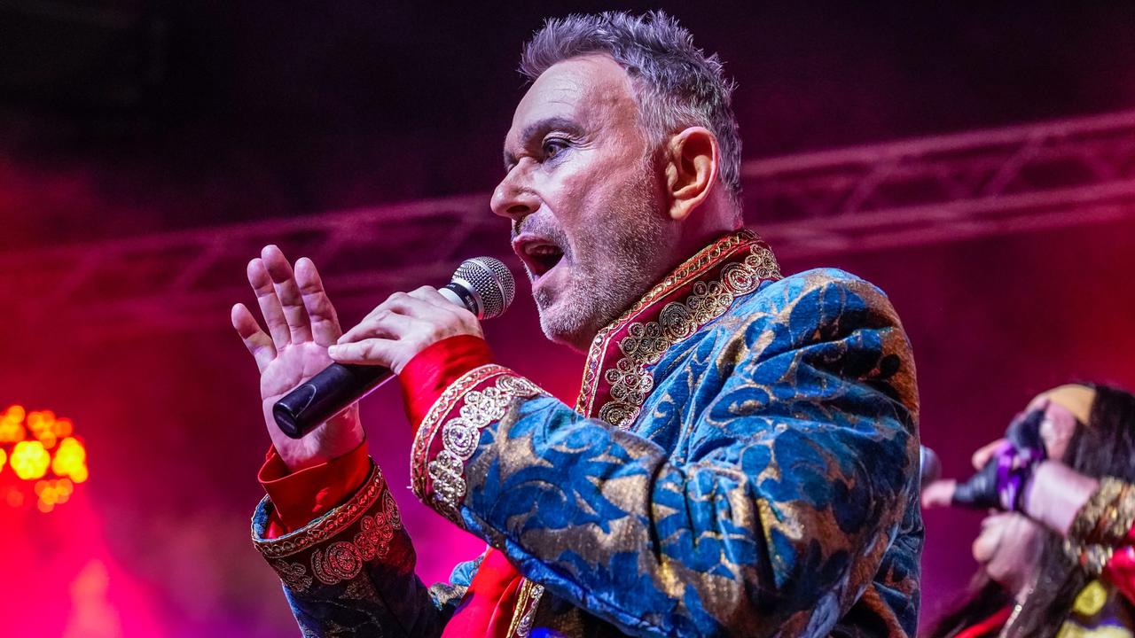 Wolfgang Heichel singt auf der Bühne