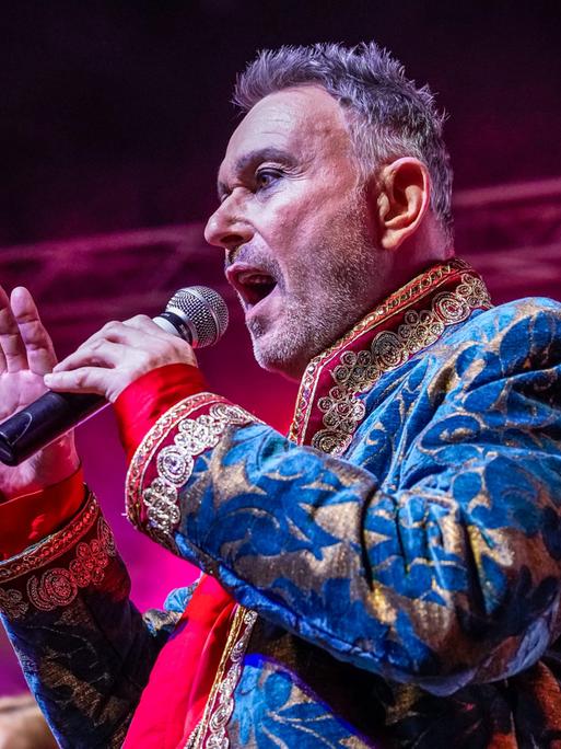 Wolfgang Heichel singt auf der Bühne