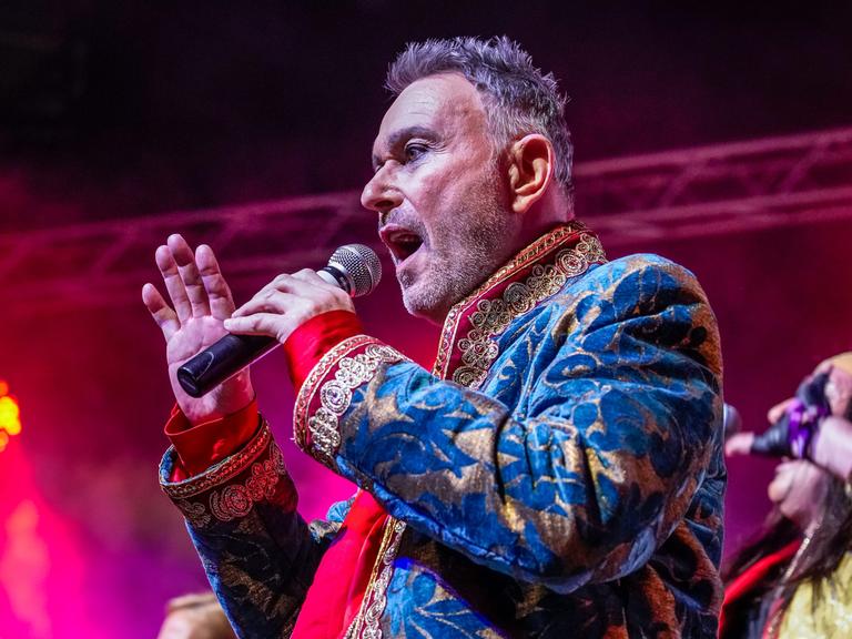 Wolfgang Heichel singt auf der Bühne