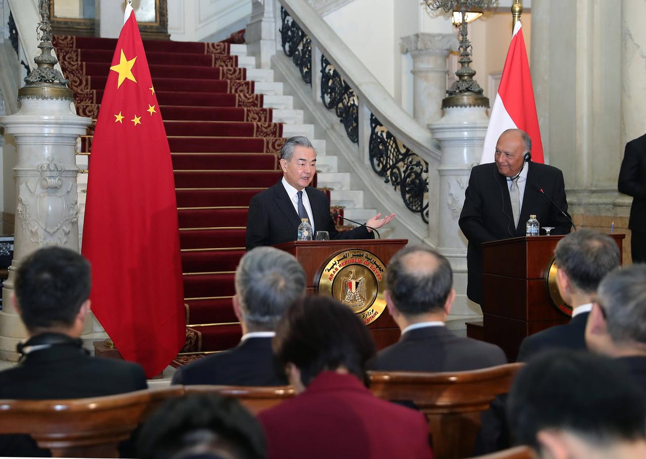 Der chinesische Außenminister Wang und der ägyptische Außenminister Shoukry stehen während einer Pressekonferenz an Rednerpulten.