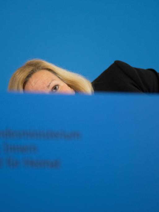 Nancy Faeser (SPD), Bundesministerin für Inneres und Heimat, bückt sich nach einer Pressekonferenz zur Bekämpfung der Organisierten Kriminalität und zur Änderung des Sprengstoffgesetzes, um ihre Krücken aufzuheben.