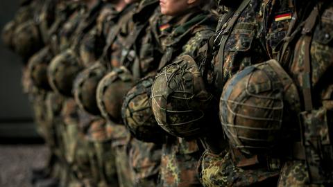 Eine Gruppe von Soldaten steht in einer Reihe.