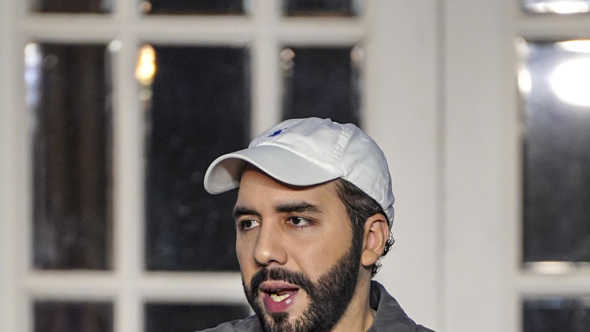 Präsident von El Salvador Nayib Bukele spricht an einem Rednerpult Präsident von El Salvador Nayib Bukele spricht an einem Rednerpult