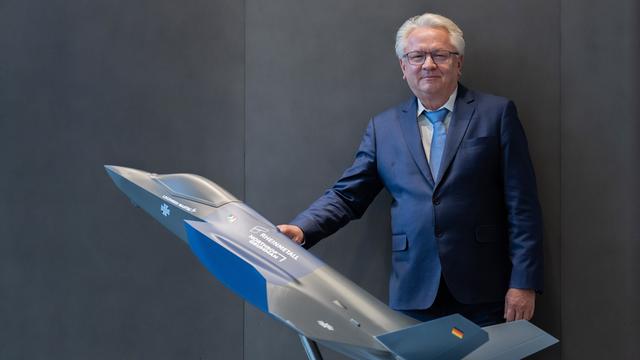 Armin Papperger, Vorstandvorsitzender der Rheinmetall AG, steht nach der Bilanzpressekonferenz hinter einem Modell einer Lockheed Martin F-35A in der Konzernzentrale. 