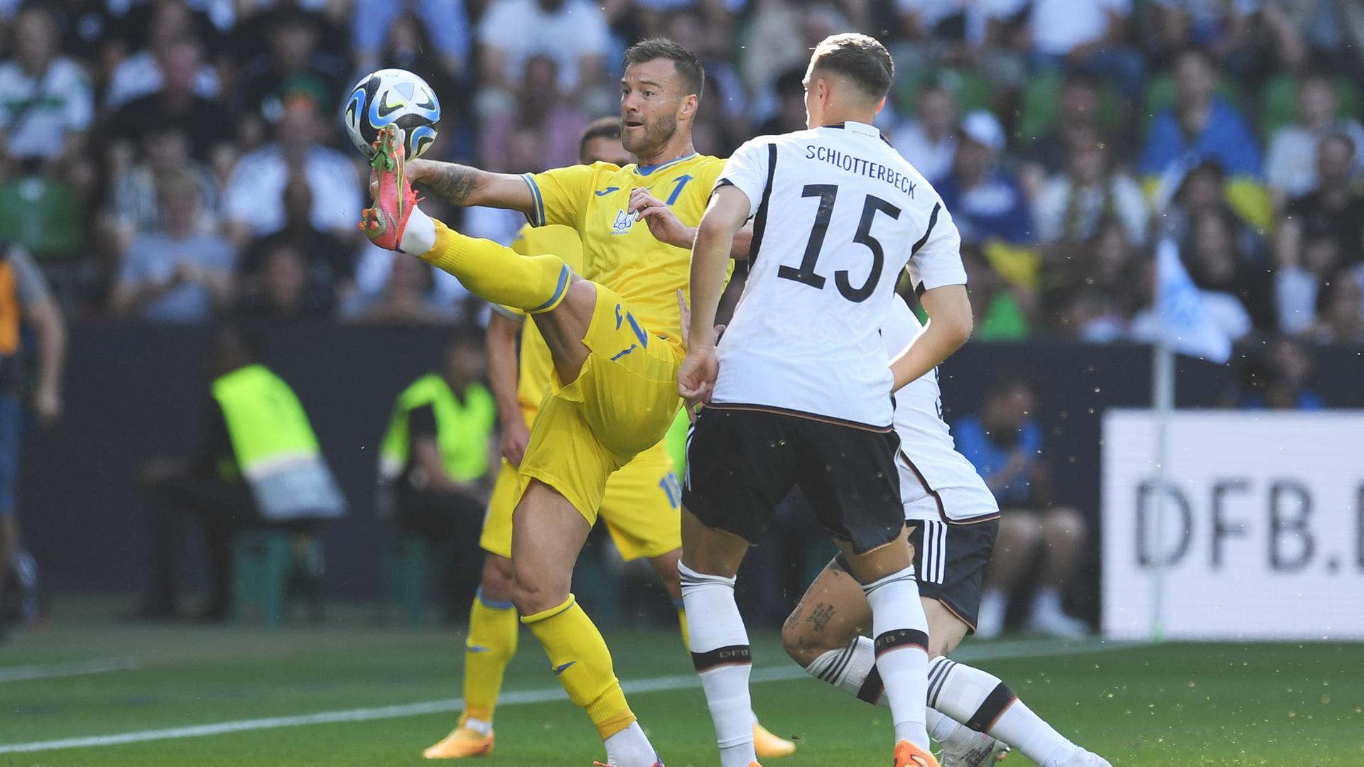 Ein Zweikampf aus dem Länderspiel Deutschland gegen das Land Ukraine mit Andriy Yarmolenko und Nico Schlotterbeck.