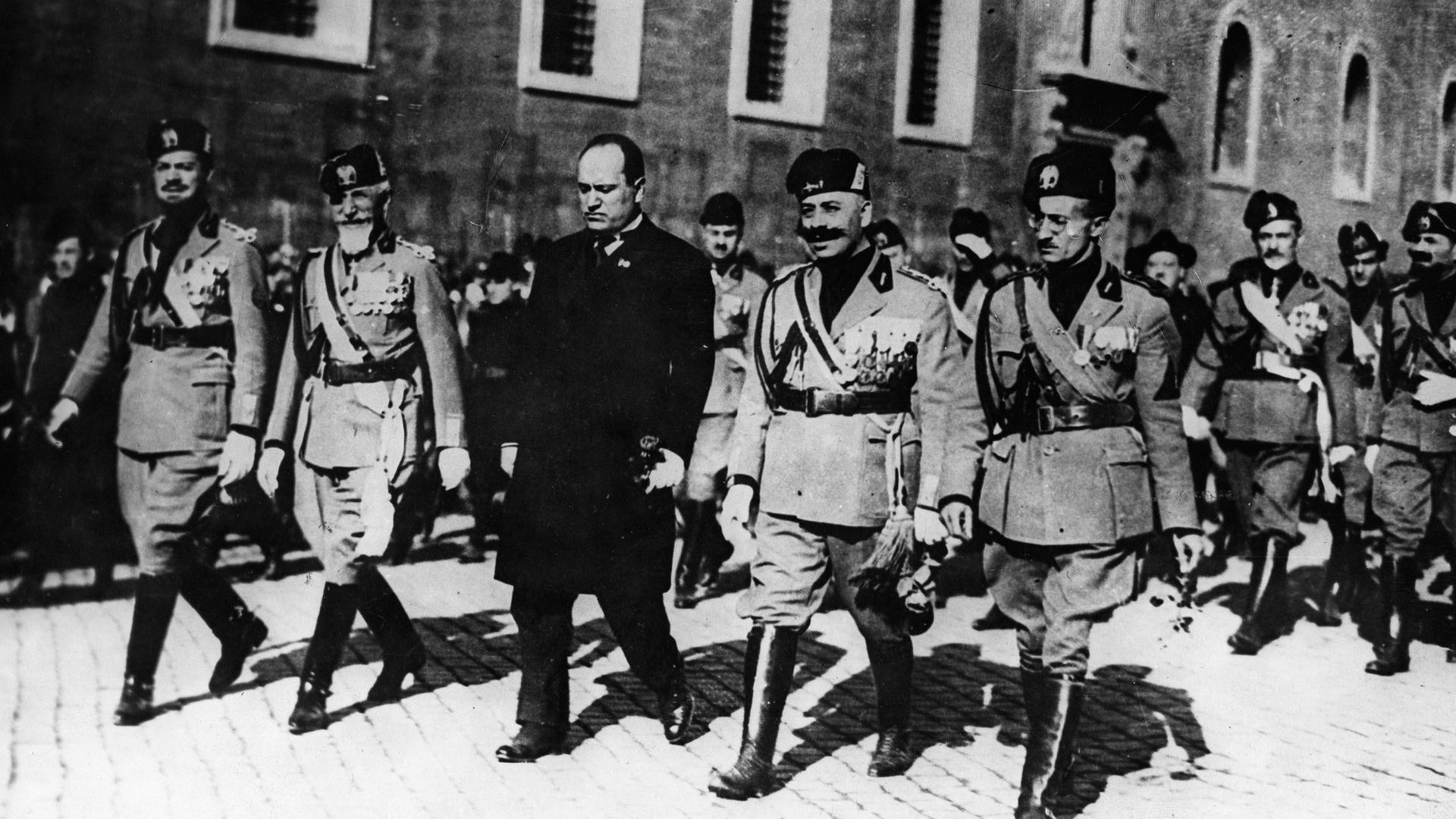 Oktober 1922: Der italienische Führer der faschistischen Bewegung, Benito Mussolini, umgeben von seinen Truppen, beim Marsch auf Rom
