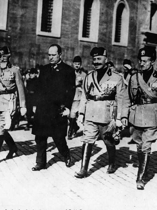 Oktober 1922: Der italienische Führer der faschistischen Bewegung, Benito Mussolini, umgeben von seinen Truppen, beim Marsch auf Rom
