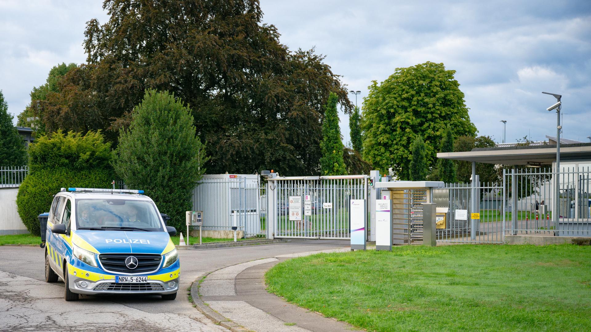Ein Polizeiwagen steht vor einem Umspannwerk des Netzbetreibers Amprion. Ein Polizeiwagen steht vor einem Umspannwerk des Netzbetreibers Amprion.