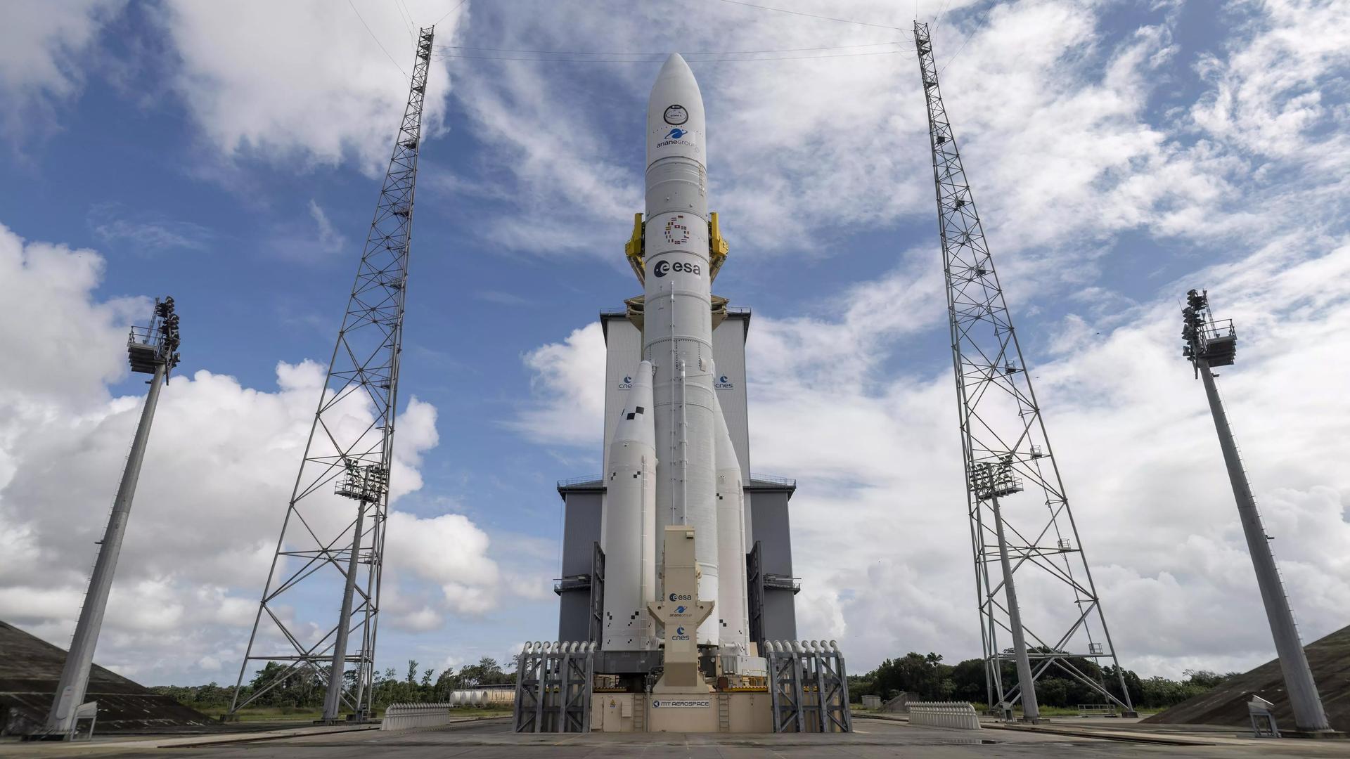 Die europäische Trägerrakete Ariane 6 auf der Startrampe des europäischen Weltraumbahnhofs in Französisch-Guayana.