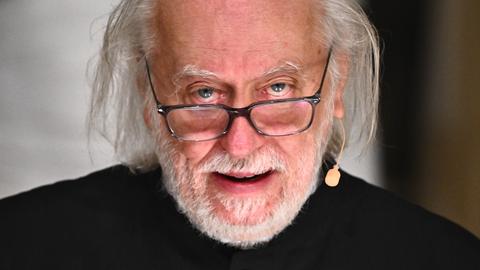 László Krasznahorkai, Literaturnobelpreisträger 2025, hält seiner Dankesrede in der Schwedischen Akademie in Stockholm. Er trägt eine schwarz umrandete Brillen und eine schwarze Jacke.