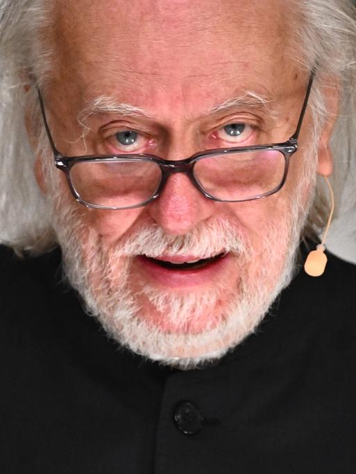 László Krasznahorkai, Literaturnobelpreisträger 2025, hält seiner Dankesrede in der Schwedischen Akademie in Stockholm. Er trägt eine schwarz umrandete Brillen und eine schwarze Jacke. László Krasznahorkai, Literaturnobelpreisträger 2025, hält seiner Dankesrede in der Schwedischen Akademie in Stockholm. Er trägt eine schwarz umrandete Brillen und eine schwarze Jacke.