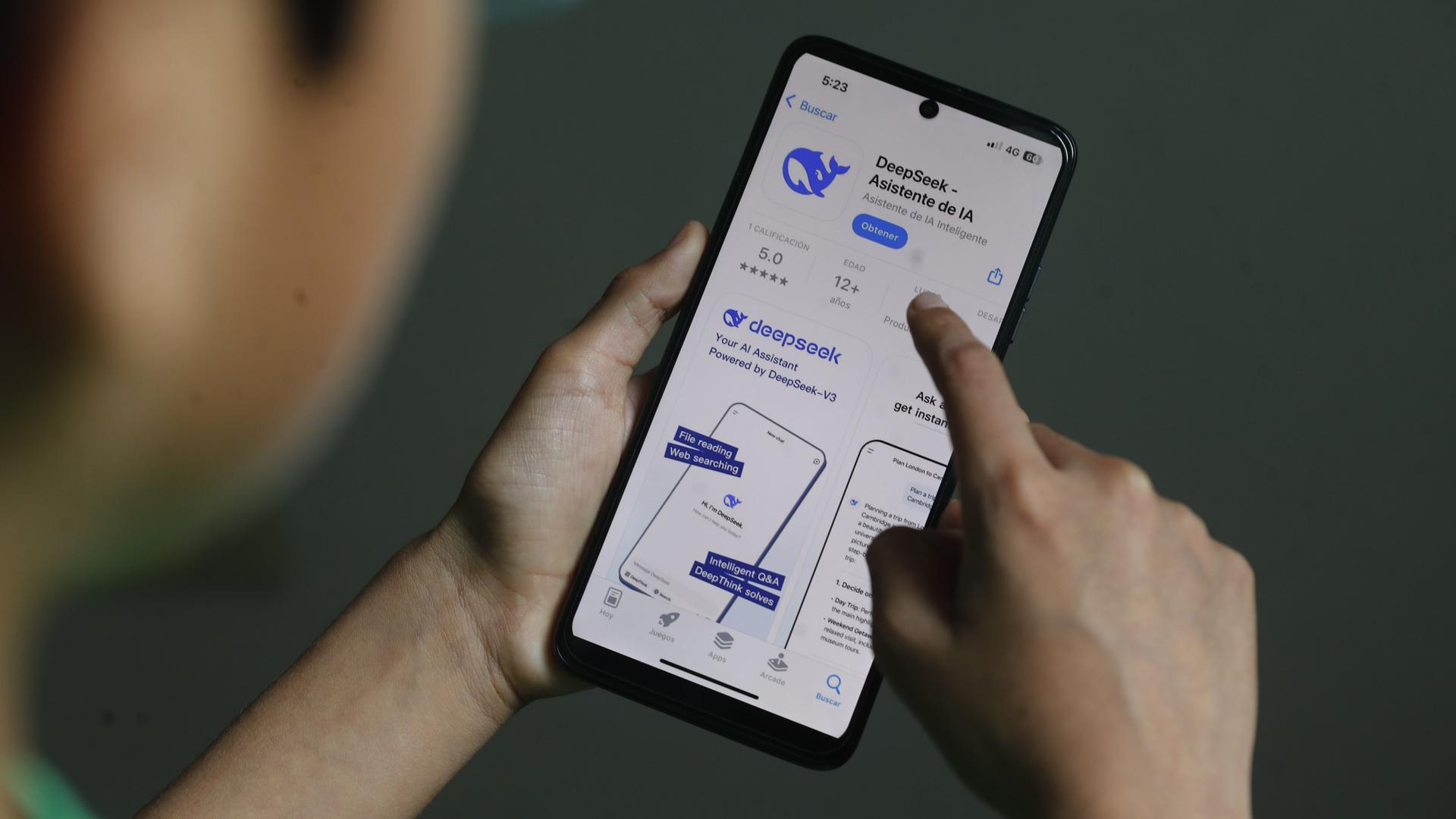 Eine Person hat die Downloadseite von DeepSeek auf einem Smartphone aufgerufen.