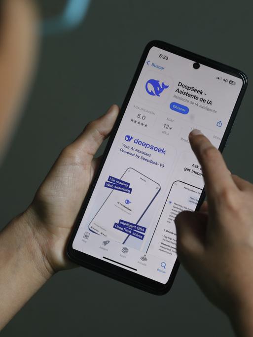 Eine Person hat die Downloadseite von DeepSeek auf einem Smartphone aufgerufen.